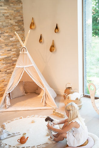 Moje. Tipi tent Latte (met pompons)